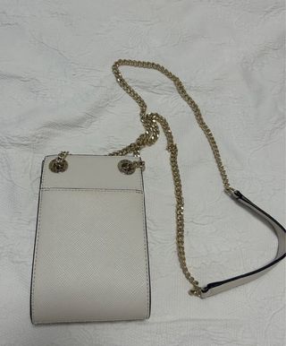 Bolso blanco con cadena dorada