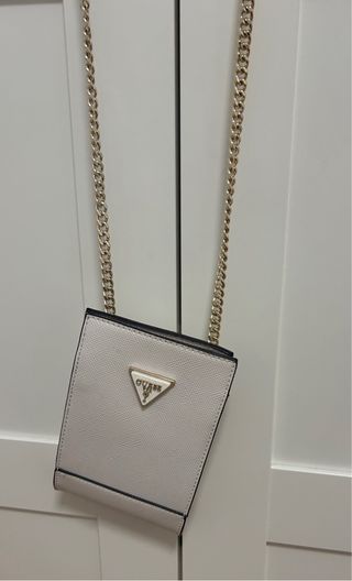 Bolso blanco con cadena dorada