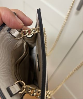 Bolso blanco con cadena dorada