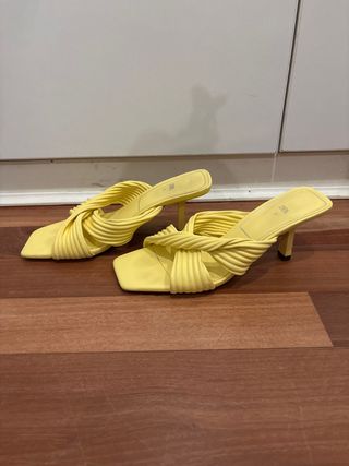 Sandalias tacón Zara amarillas