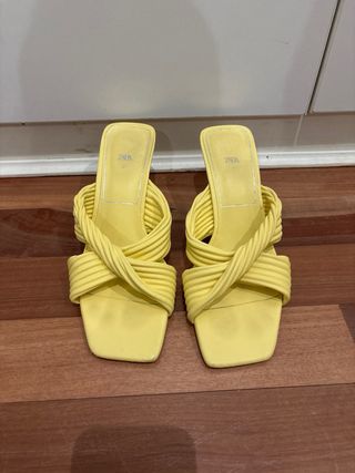Sandalias tacón Zara amarillas