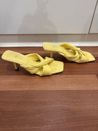Sandalias tacón Zara amarillas