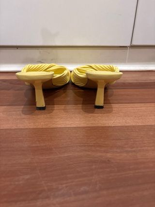 Sandalias tacón Zara amarillas