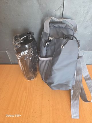 Botella con bolsa gris