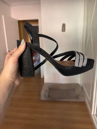 Tacones negros brillantes con pedrería