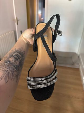 Tacones negros brillantes con pedrería