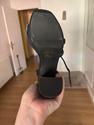 Tacones negros brillantes con pedrería