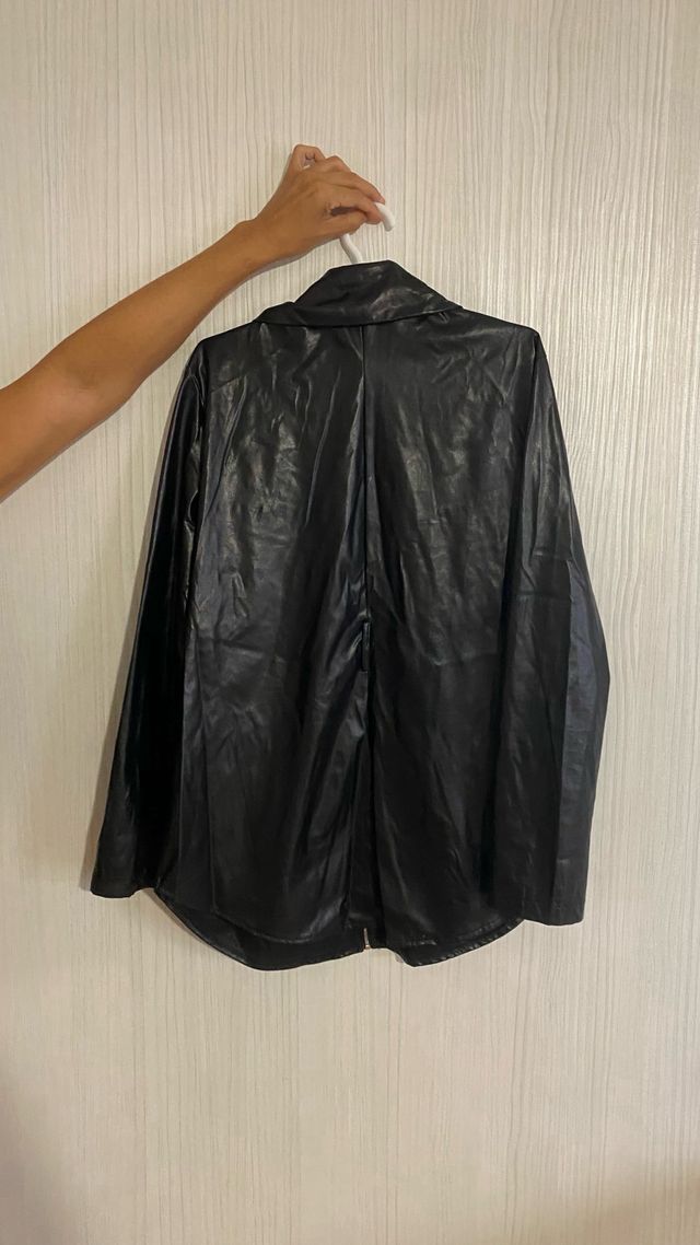 Chaqueta negra efecto piel