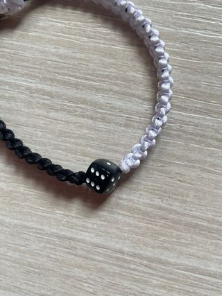 Pulsera con dado de macramé 