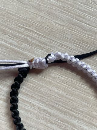 Pulsera con dado de macramé 