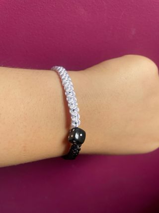 Pulsera con dado de macramé 