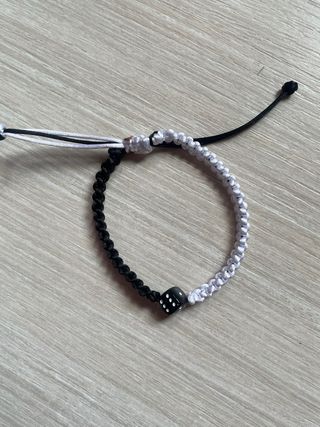 Pulsera con dado de macramé 
