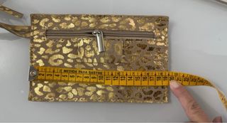 Bolso de piel con estampado dorado