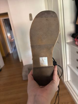 Sandalias de cuña negras y beige