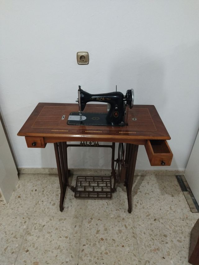 Máquina de coser antigua ALFA