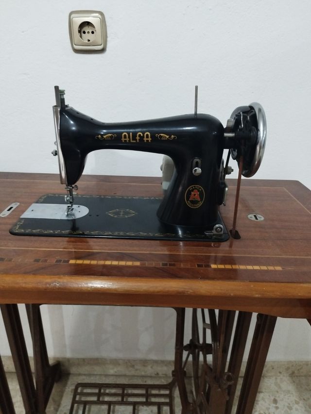 Máquina de coser antigua ALFA