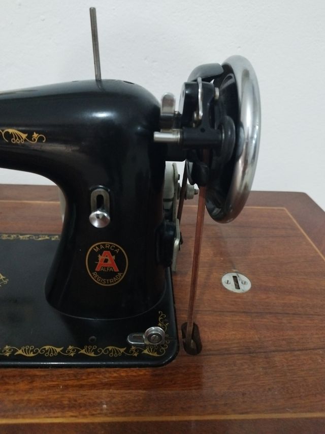 Máquina de coser antigua ALFA