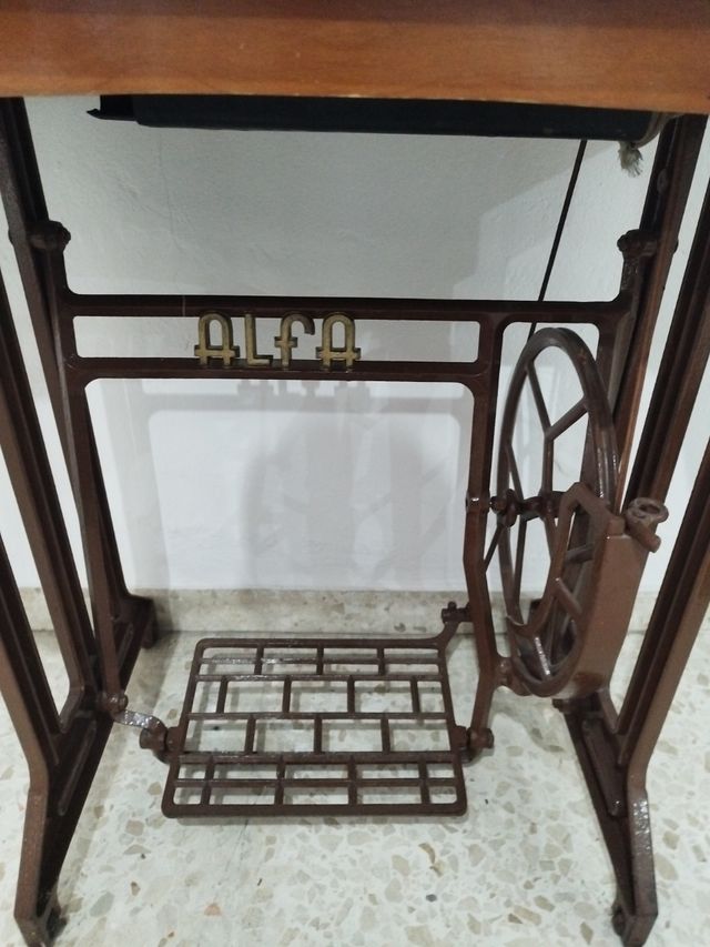 Máquina de coser antigua ALFA