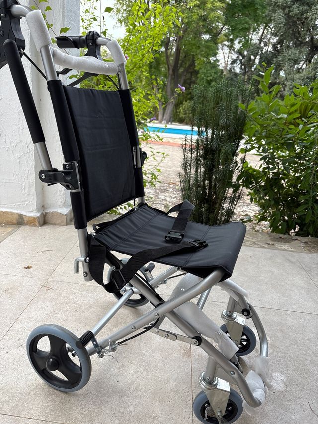 Silla de ruedas ligera plegable
