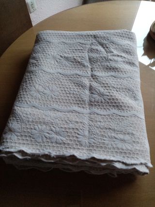 Colcha de algodón blanca con encaje