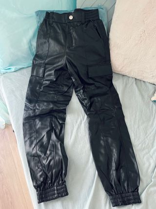 Pantalones cargo efecto piel negros