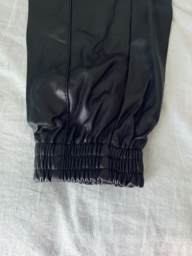 Pantalones cargo efecto piel negros