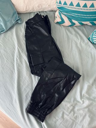 Pantalones cargo efecto piel negros