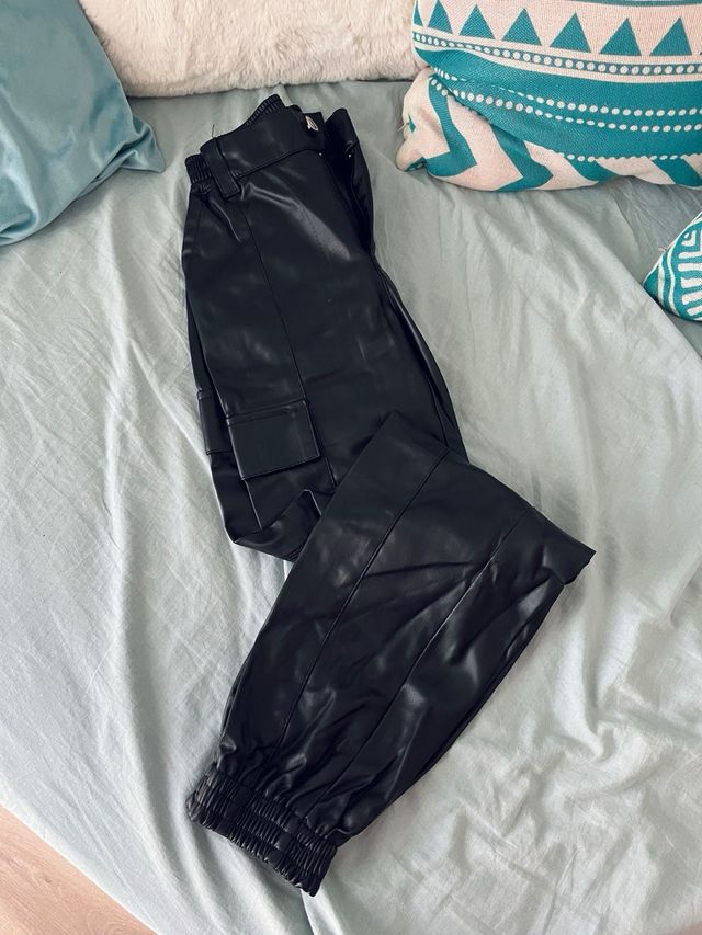 Pantalones cargo efecto piel negros