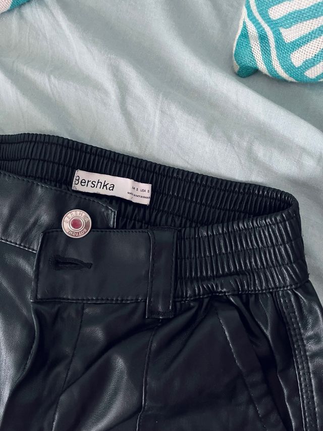 Pantalones cargo efecto piel negros