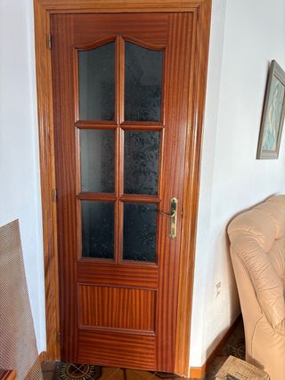 Puerta de madera con cristal