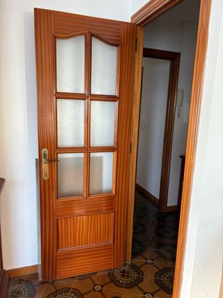 Puerta de madera con cristal
