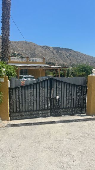 Puerta exterior de hierro forjado