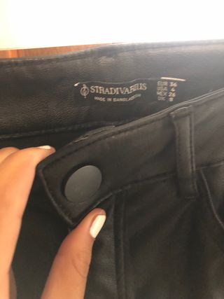 Pantalones pitillo cuero Stradivarius negros