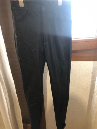 Pantalones pitillo cuero Stradivarius negros