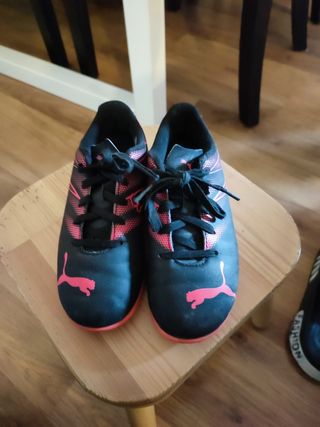 Zapatillas de fútbol sala Puma negras y rosas