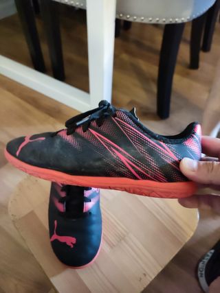Zapatillas de fútbol sala Puma negras y rosas