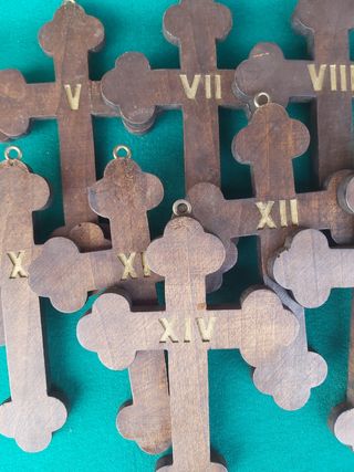 Cruces antiguas de madera para iglesia