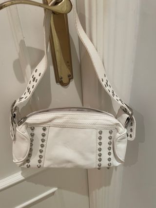 Bolso de mano blanco con tachuelas