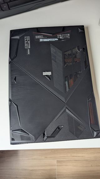 MSI Portátil Negro y Rojo