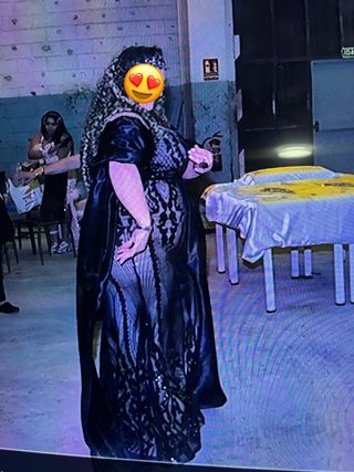 Vestido negro elegante con encaje