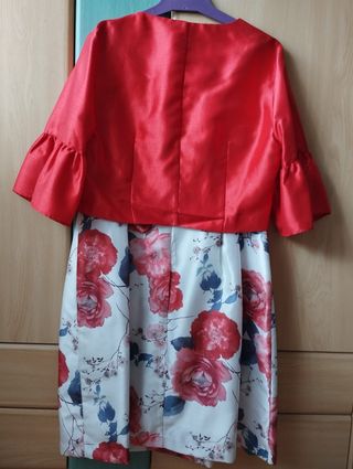 Vestido floral y chaqueta roja para invitada