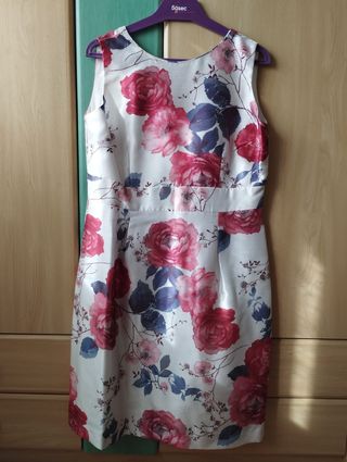 Vestido floral y chaqueta roja para invitada