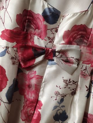 Vestido floral y chaqueta roja para invitada