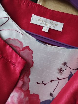 Vestido floral y chaqueta roja para invitada