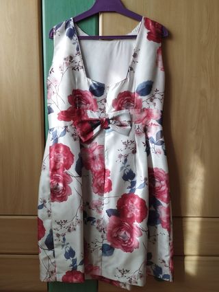Vestido floral y chaqueta roja para invitada