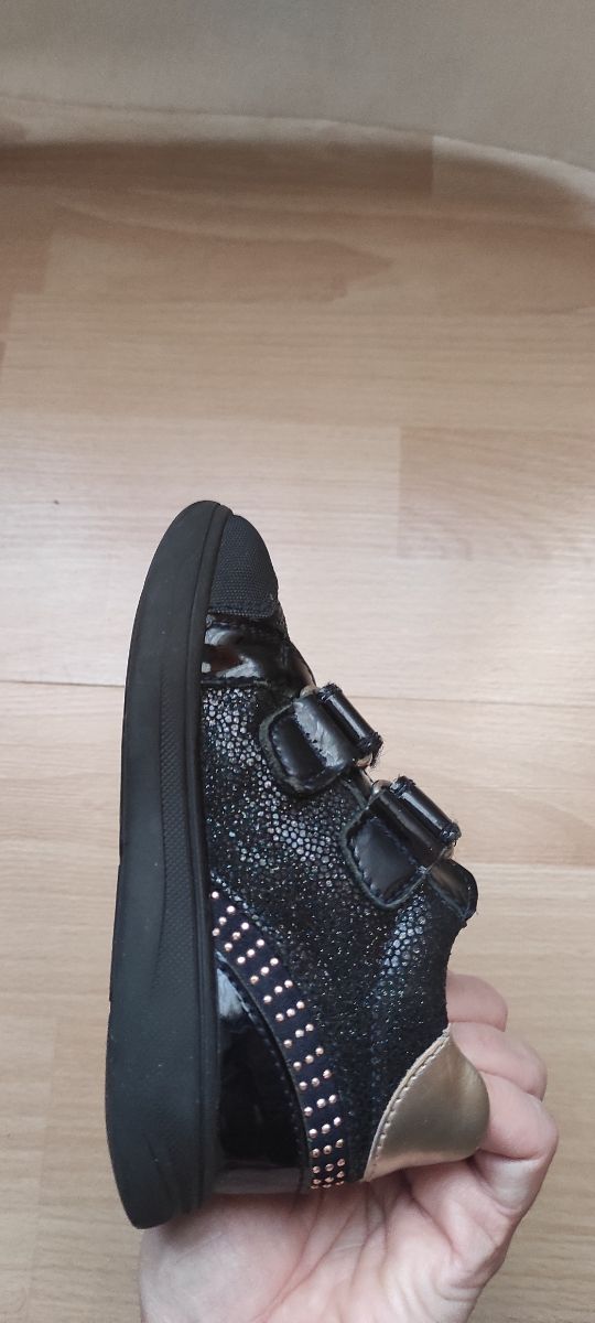 Zapatos niña negros con detalles dorados