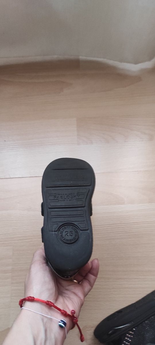 Zapatos niña negros con detalles dorados