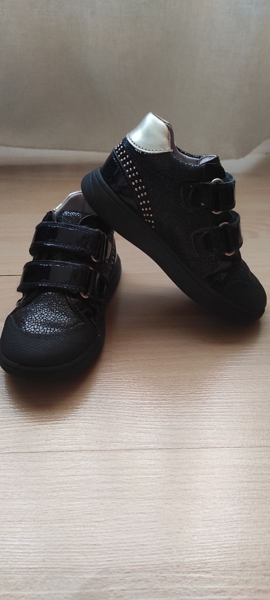 Zapatos niña negros con detalles dorados