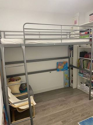 Litera juvenil metálica con escalera