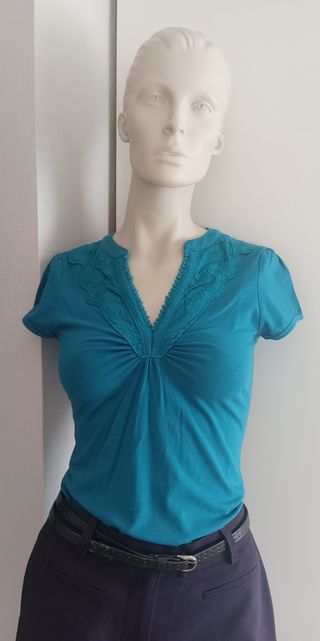 Camiseta azul verdoso con encaje